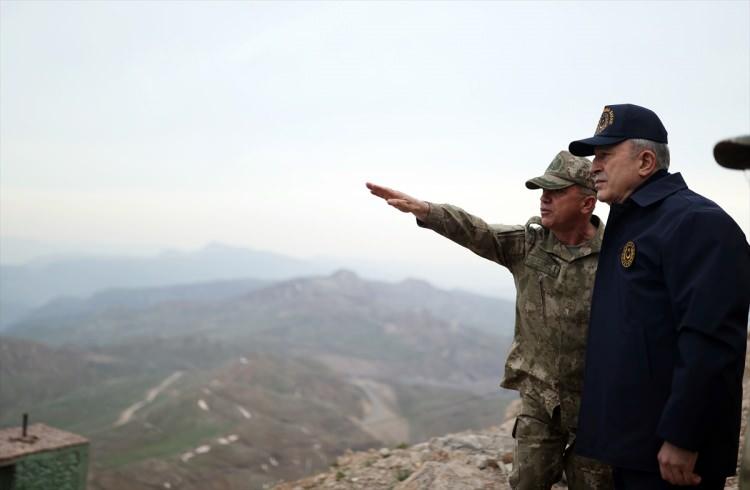 <p><strong> "Terör örgütünde çöküş var"</strong></p>

<p>Operasyonda ilk safhanın başarıyla tamamlandığını vurgulayan Akar, "Şu anda teröristler için hiçbir yer güvenli değil. Mehmetçiğin nefesini her an enselerinde hissediyorlar. </p>

