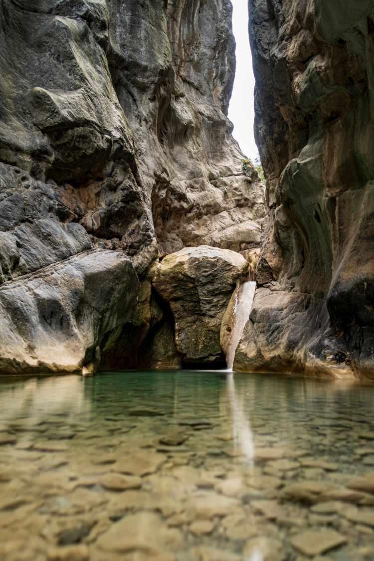<p> Manisa ve İzmir başta olmak üzere çevre illerdeki doğa tutkunlarının vazgeçilmezi Spil Dağındaki saklı kanyon da doğa ve fotoğraf tutkunlarının son zamanlardaki uğrak noktası haline geldi.</p>