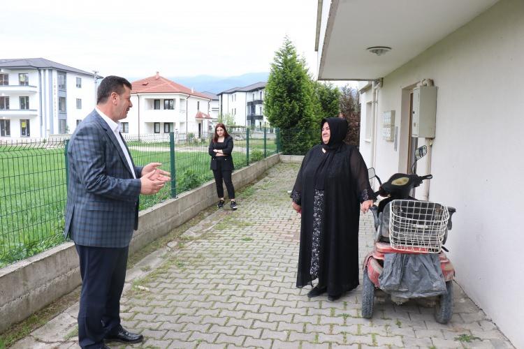 <p>Daha sonra okul yönetiminden ailemize ulaştık. Bu araçla kızını yağmur, çamur demeden her gün götürüp, getirdiğini öğrendik. Evlerinde ziyaret ederek kendi çapımızda çeşitli hediyeler vermek istedik.</p>
