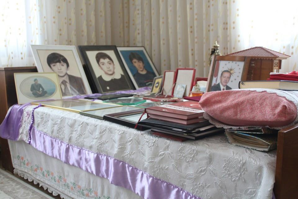 <p><strong>'ÖLENE KADAR AYNI ACI YÜREĞİMDE'</strong></p>

<p>Evlat acısının çok ağır bir yük olduğunu söyleyen Hatice Türüt, "Şehit anneliği, dile kolay ama yaşamayan anlamaz. Evlat acısı çok ağır bir yüktür. Oğlumun şehit olduğu gün etrafta bir kalabalık oldu. </p>
