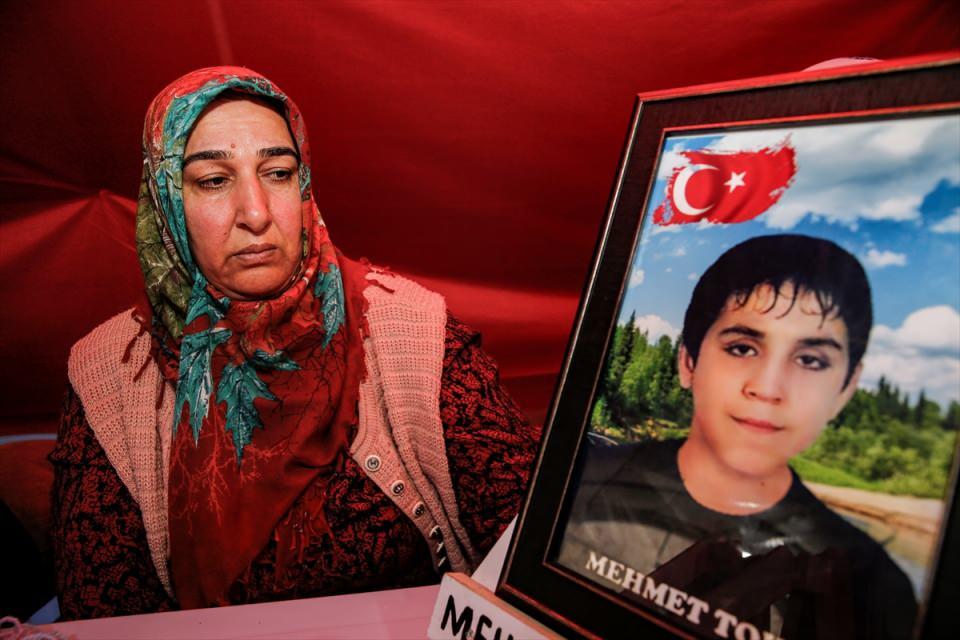<p>Taşçı, oğlu yanında olmadığından her Anneler Günü'nü gözü yaşlı geçirdiğini anlatarak, "Anneler Günü'nde tüm çocuklar annelerinin yanında, ellerini öpüyor. </p>
