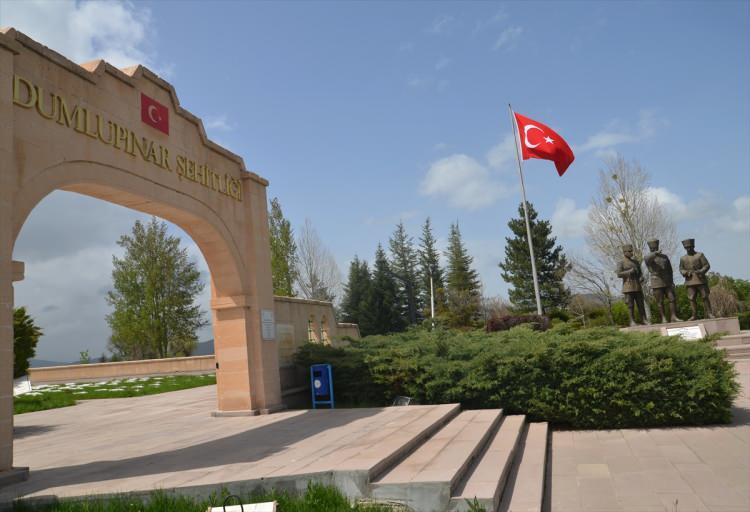<p>Burada şehitler için dua eden ve duygusal anlar yaşayan Doğan, AA muhabirine, babasının da muharebede görev almasından dolayı büyük onur duyduğunu söyledi.</p>
<p> </p>