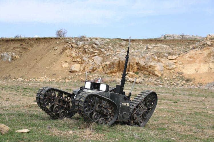 <p>HANÇER insansız kara aracının (İKA) geliştirilme sürecinde aktif rol alan Elektroland firması çalışanlarından Elektrik Elektronik Mühendisi Tuğba İnçeli, “HANÇER, Cumhurbaşkanlığı Savunma Sanayii Başkanlığı önderliğinde yürütülen orta sınıf insansız kara araçları projesi çerçevesinde firmamız tarafından tasarlanan tamamen yerli ve milli üretim olan, Türk Silahlı Kuvvetleri envanterine girmeye hazırlanan insansız kara aracımızdır. HAÇER’in keşif ve gözetleme, çatışma bölgelerinde tehlikeli operasyonlarda öncü piyade olarak görev alma gibi özellikleri var. Türkiye’deki ve dünyadaki rakiplerine kıyasla ön ve arka bağımsız süspansiyon sistemine sahip olması ve 50 santime kadar ayarlanabilir karın altı yüksekliğine sahip olması her türlü arazi koşullarında çalışabilmesini sağlamaktadır. Bu da onu rakiplerinden ayıran özelliklerindendir” ifadelerini kullandı.</p>
