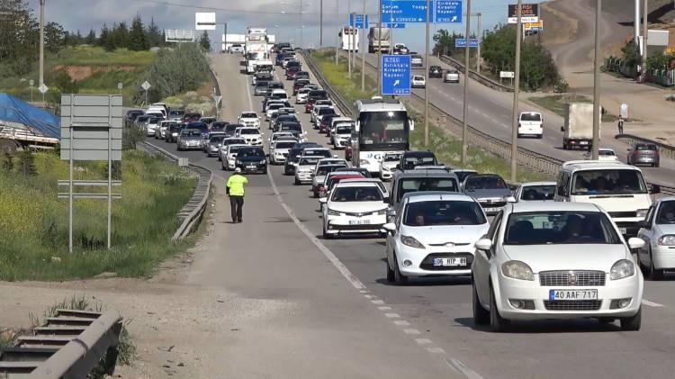 <p>Türkiye'nin en önemli kara yolu geçiş güzergahlarından "kilit kavşak" Kırıkkale'de, tatilcilerin dönüşü sebebiyle zaman zaman akıcı yoğunluk yaşanıyor. </p>
