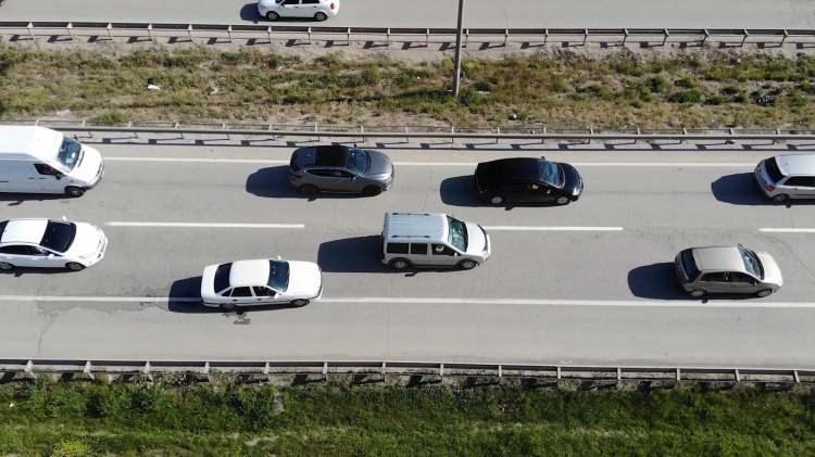 <p>Özellikle Ankara-Samsun D-200 karayolundaki bazı bölgelerde yaşanan yoğunluk sebebiyle araçlar yavaş ilerlerken ekipler, ulaşımın aksamaması için maddi hasarlı kazalara anında müdahale ediyor.</p>
