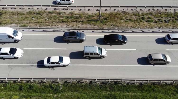 <p>Özellikle Ankara-Samsun D-200 karayolundaki bazı bölgelerde yaşanan yoğunluk sebebiyle araçlar yavaş ilerlerken ekipler, ulaşımın aksamaması için maddi hasarlı kazalara anında müdahale ediyor.</p>