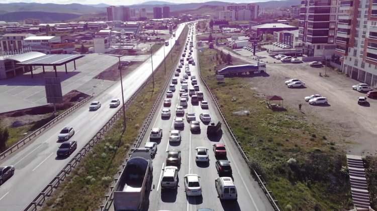 <p>Trafik ekipleri, bölgedeki bazı noktalarda emniyet şeridi ihlali yapan sürücülere cezai işlem uyguladı.</p>