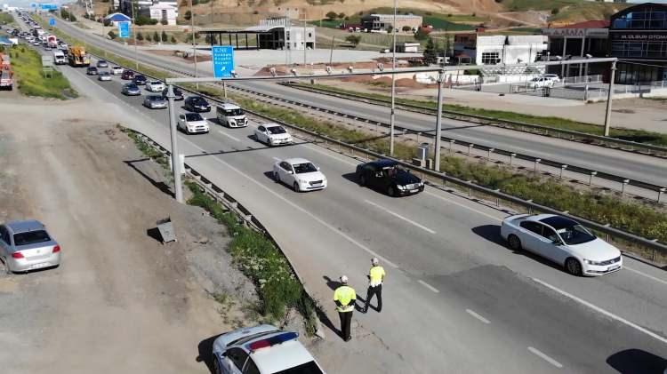 <p>Kara yolundaki araç trafiği ise dron ile havadan görüntülendi. Öğlen saatlerinde başlayan trafik, akşam saatlerinde de devam etmesi bekleniyor.</p>
