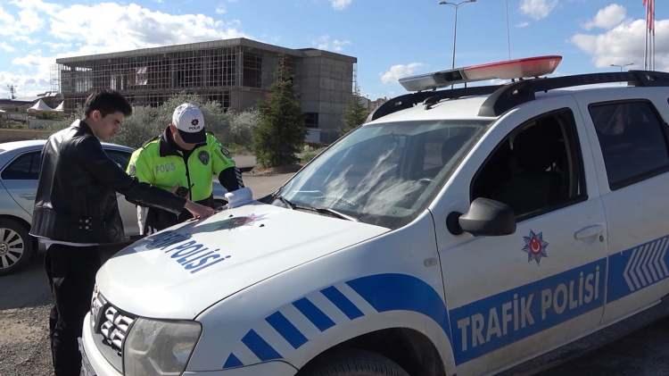 <p>Ramazan Bayramı’nı memleketlerine geçirip tatili 9 güne çıkartan vatandaşların dönüş yoğunluğu başladı. TEM otoyolu Düzce geçişinde akıcı yoğunluk oluştu.</p>

