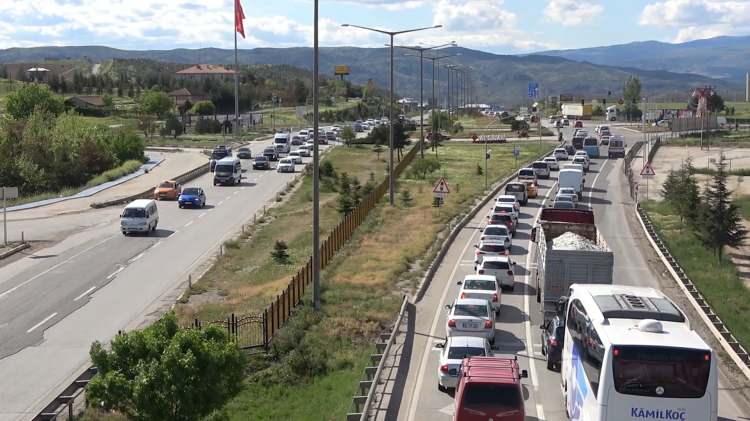 <p>Bayram tatilini 9 güne çıkartanlar, bugün dönüşe geçti. TEM otoyolu Düzce geçişindeki akıcı yoğunluk havadan görüntülendi. </p>
