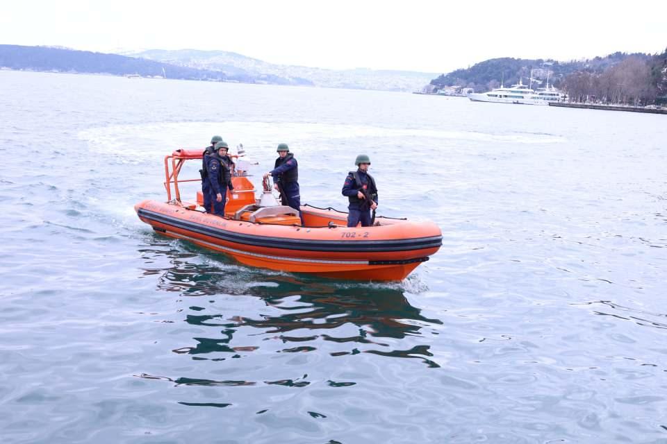 <p>Gemi Kontrol Yardımcı Subayı olarak görev yapan Yağmur İrem Baykal, bu mesleği neden tercih ettiğini anlattı. Bu mesleği küçük yaşlarda yapmaya karar verdiğini söyleyen Baykal, “Ailemin desteğiyle buralara kadar geldim. Ailem küçük yaşlardan itibaren beni destekledikleri için çok iyi bir şekilde karşıladılar. </p>
<p> </p>