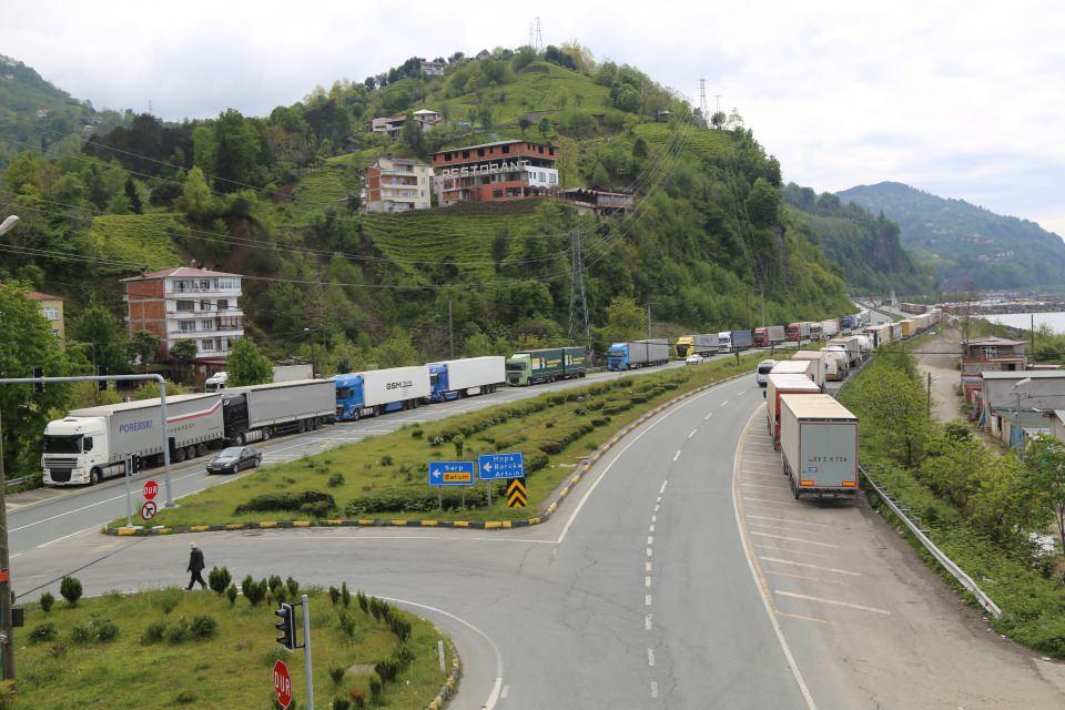 <p>Öte yandan konuyla ilgili Cumhuriyet Halk Partisi (CHP) Artvin Milletvekili Uğur Bayraktutan, Hopa Belediye Başkanı Taner Ekmekçi, Kemalpaşa Belediye Başkanı Ergül Akçicek, Hopa Ticaret ve Sanayi Odası Başkanı Osman Akyürek ve STK temsilcileri tır sürücülerini ziyaret ederek sorunlarını yerinde dinlediler.</p>

<p> </p>
