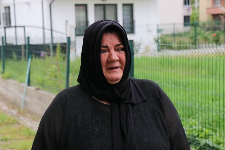 <p>Maddi imkânsızlıktan dolayı servis ücretini karşılayamayan fedakar anne, “Kış aylarında ben kızıma siperim diye fazla soğuk almıyor diye düşündüm ve montum yoktu“ dedi.</p>
