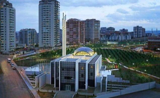 <p><strong>Yaşamkent Camii (2015)</strong><br />
<br />
Ankara Yenimahalle'de bulunan ve tasarımını Ali Osman Öztürk'ün yaptığı bina, uzmanlar tarafından modern ile gelenekselin bir sentezi olarak görülüyor.</p>

<p> </p>
