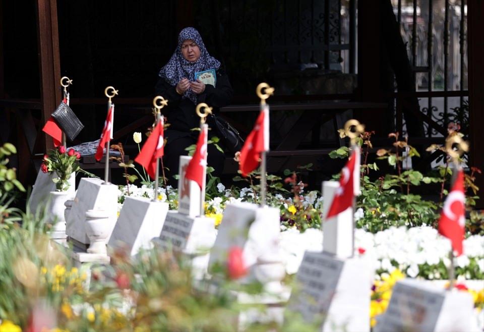 <p>Büyüklerin yanı sıra çocuklar da mezarlığı doldurdu. Şehit dayısının mezarını ziyarete gelen Hiranur Kerimoğlu, "Çiçek aldık, mezarına koyduk. Dayımı hiç göremedim. Beni cennetten görüyordur, onu çok seviyorum." dedi.</p>
