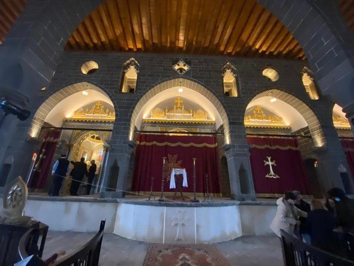 <p>Restorasyonları tamamlanan ve 7 Mayıs'ta açılışı gerçekleştirilecek kiliseler için 32 milyon harcandı.</p>

<p>Ayrıca Surp Giragos Ermeni Kilisesi'nde 8 Mayıs'ta ayin yapılacak.</p>

<p>.</p>
