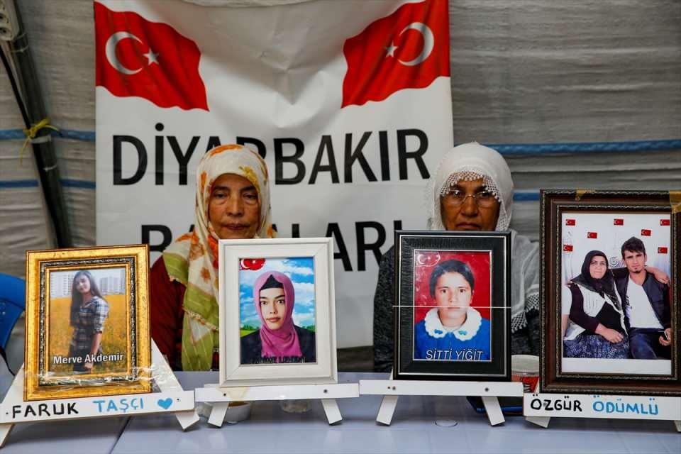 <p>Çocuğuna kavuşmadığı sürece Anneler Günü'nün acı dolu geçeceğini dile getiren Elhaman, "Anneler Günü benim için hiçbir şey ifade etmiyor çünkü oğlum burada değil." ifadesini kullandı.</p>

<p> </p>
