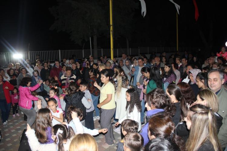 <p>Hıdrellez için süslenen kadın ve çocuklar kıyafetleriyle renkli görüntüler oluşturdu.</p>

<p> </p>
