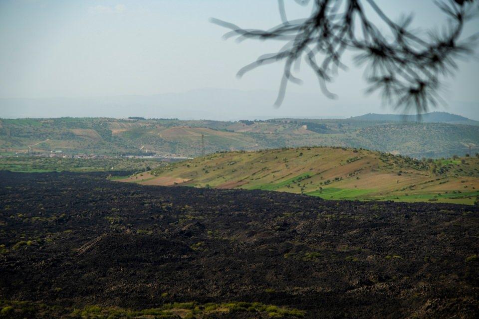 <p>Park alanı içerisinde Kula Divlit cüruf konisi ve lav akıntısı, parazit koniler, spatter koniler lav tünelleri ve hendeklerin gözlemlenebildiği alan ziyaretçilerine Türkiye’de eşine az rastlanabilecek bir deneyim sunuyor. </p>