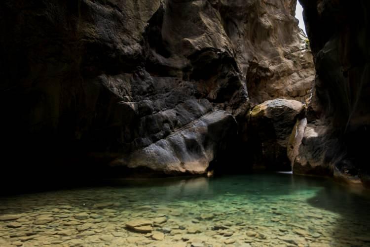 <p>Manisa’nın Spil Dağı Milli Parkında bulunan ve pek az kişi tarafından bilinen saklı kanyon fotoğrafçıların ilgi odağı oldu. Rengarenk zemininde gün ışığıyla beraber eşsiz manzaralar sunan kanyon seyrine doyulmaz manzaralara sahne oluyor.</p>