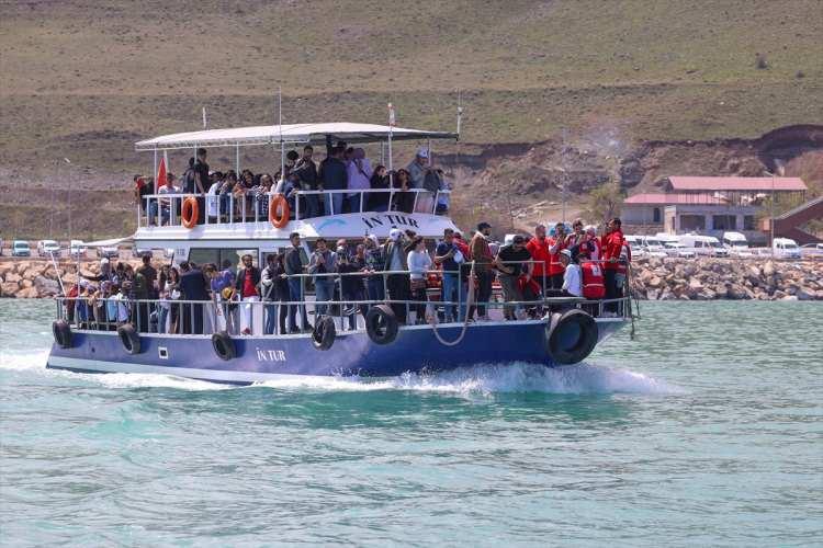 <p>Van Gölü havzasının her dönemde büyük ilgi gördüğünü anlatan Uslu, "Dört ayda Akdamar Adası'nın ziyaretçi potansiyeline baktığımızda bunların tamamen tarihi ve turistik noktayı ziyaret eden insanlar olduğunu görebiliyoruz. </p>
