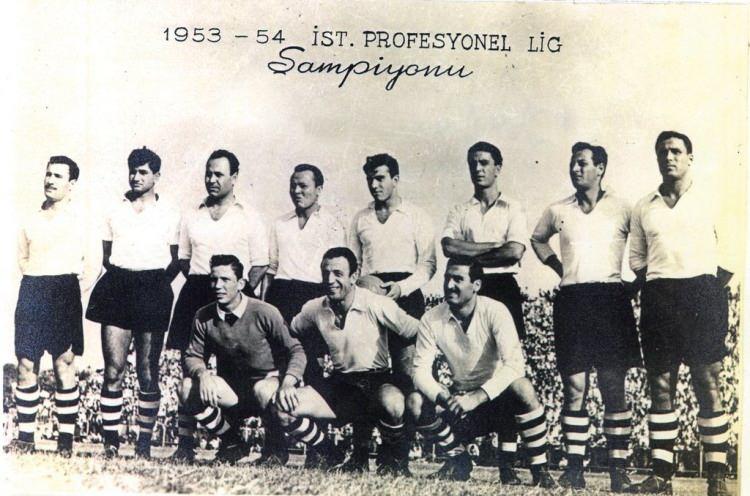 <p>1954 İstanbul Profesyonel Ligi şampiyonu Beşiktaş</p>

<p> </p>

<p> </p>

<p>(1952-1959 yılları arasında sadece İstanbul'da düzenlenen ve yalnız bu ildeki takımların katılabildiği eski futbol ligidir. Resmi statüde geçerliliği bulunmamaktadır)</p>
