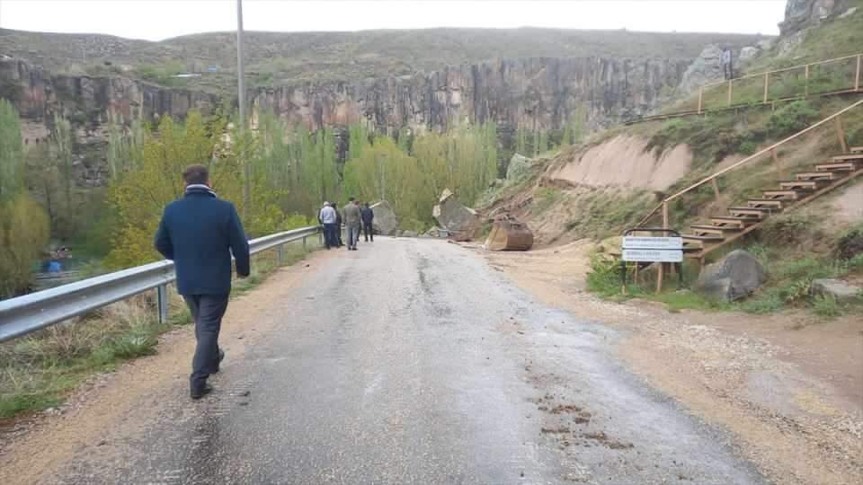 <p>Durumun bildirilmesi üzerine olay yerine gelen jandarma ekipleri, güvenlik şeridi çekerek yolu trafiğe kapattı.</p>
<p>Afet ve Acil Durum Yönetimi Başkanlığı (AFAD) ve İl Özel İdare ekipleri, kayayı kaldırabilmek için çalışma başlattı.</p>