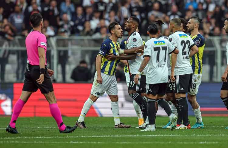 <p>Süper Lig’in 36. haftasındaki derbi mücadelesinde Beşiktaş, Vodafone Park’ta Fenerbahçe’yi ağırladı. 1-1 sona eren maçta gerilimli anlar yaşandı.</p>
