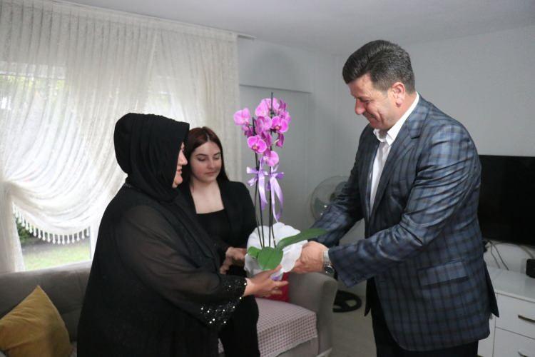 <p>Akyazı Belediye Başkanı Bilal Soykan ise hayat mücadelesi veren aileye adeta bayram havası yaşattı. Soykan, Meslek Lisesinde grafik ve tasarım bölümü okuyan Bersu Altuntaş’ın daha güvenilir bir şekilde eğitimine devam etmesi için servis ücretlerini lise bitimine kadar karşılayacağını söyledi ve genç kıza yatak odası takımı hediye etti.</p>
