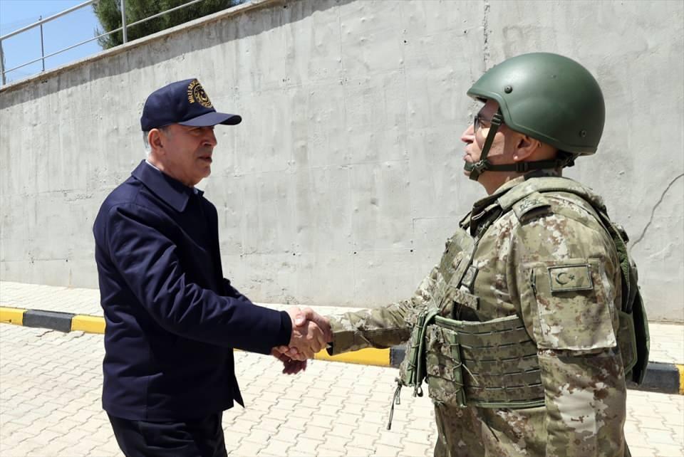<div>Akar, beraberinde Genelkurmay Başkanı Orgeneral Yaşar Güler ve Kara Kuvvetleri Komutanı Orgeneral Musa Avsever ile hudut güvenliğine yönelik inceleme ve denetlemelerde bulunmak üzere Hatay'a geldi.</div>

<div> </div>
