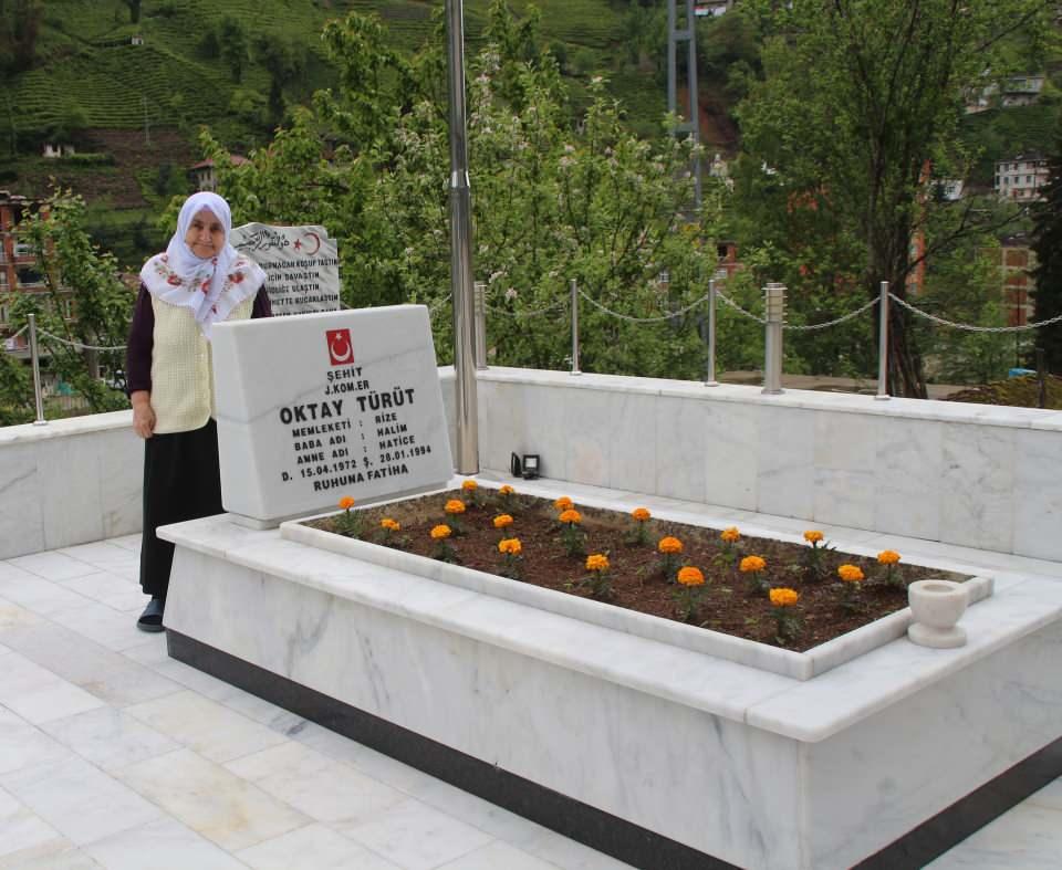 <p>Türkiye'de aynı acıyı yaşayan binlerce şehit annesi var; yapacak bir şeyimiz yok. Anneler Günü de buruk geçiyor, bayram günü de. </p>
