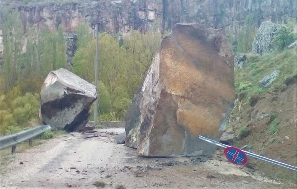 <p>Derelerin taşmasına ve tarım arazilerinin zarar görmesine neden olan sağanakta, Ihlara Vadisi çıkışındaki Belisırma kara yoluna yamaçtan kaya parçaları düştü.</p>
<p> </p>