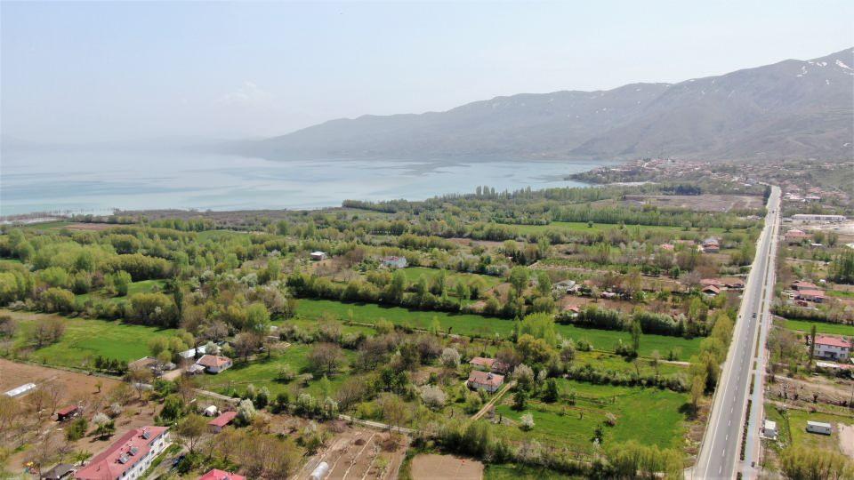<p>Elazığ’da doğal güzelliği ve zengin florasıyla dikkat çeken Sivrice ilçesi, baharla birlikte renk cümbüşüne büründü. Hazar Gölü'nün yanında, Hazar Baba Dağı'nın eteğinde yer alan şirin ilçe Sivrice, yerli ve yabancı misafirlerini bekliyor.</p>
