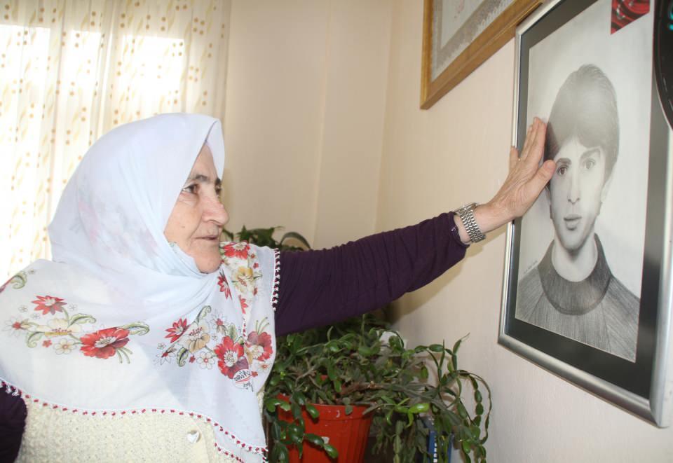 <p>Diyarbakır'da 28 yıl önce şehit düşen Jandarma Komando Er Oktay Türüt'ün (22) anısını oğlunun odasında yaşatan anne Hatice Türüt, bu yıl da Anneler Günü'ne buruk girdiğini söyledi. Oğlunun fotoğraflarına bakıp, gözyaşı döken Türüt, "Odasına gelir, dertleşir, konuşur ve çıkarım. Resimlerini ve ödüllerini koyduk. O, hala burada. Eşyalarının olduğu valiz var; hiç açamadım. Yatağının altında saklıyorum" dedi.</p>
