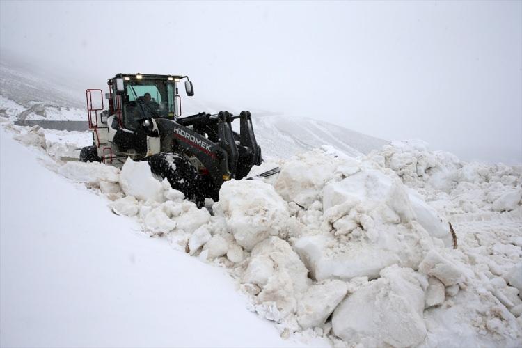 <p>Van ve Bitlis'te özellikle yüksek kesimlerde öğle saatlerinde başlayan kar etkisini sürdürüyor.</p>
