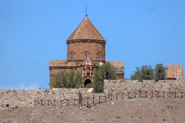 <p>Türkiye'nin de en büyük gölü olan Van Gölü'ndeki dört ada, üzerinde yıllara meydan okuyan tarihi ve kültürel kalıntılarla önemli medeniyetlere ev sahipliği yapıyor.</p>
<p> </p>