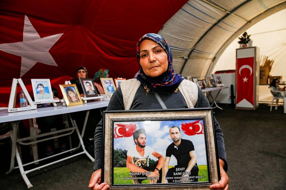 <p><strong>- "Kim gelip elimi öpecek?"</strong></p>

<p>Anne Nadire Çakan da oğlu Muhammed için eylemi kararlılıkla sürdürdüğünü ifade etti.</p>

<p> </p>
