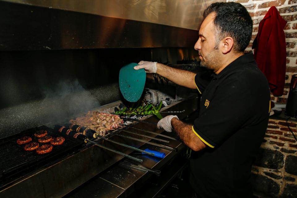 <p>Diyarbakır'da kuzu etinden sınırlı miktarda hazırlanan kemikli kebaba, süt ve zeytinyağının da kullanıldığı özel sosu lezzet katıyor.</p>

<p> </p>
