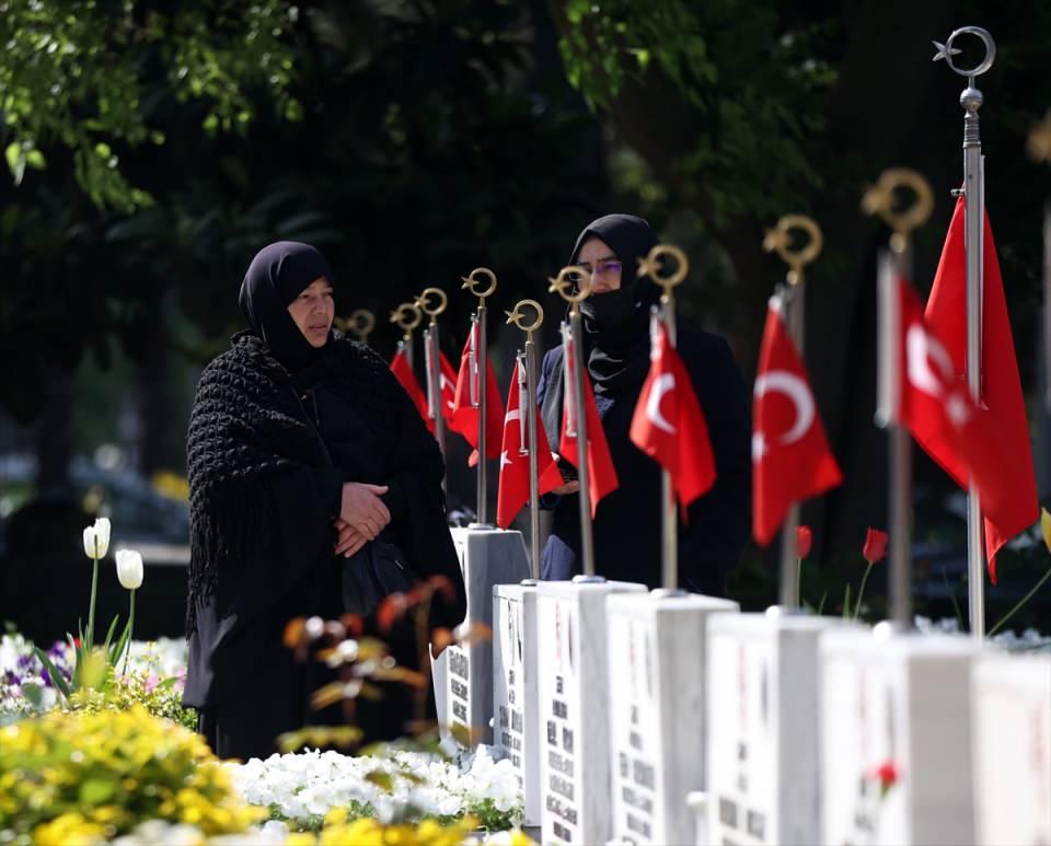 <p> Maneviyatı hissediyoruz geldiğimizde, kendimizi onların yerine koyuyoruz. İnsanlarımızı sıcacık yataklarında yatarken onlar dağlarda eşkıya kovalarken şehit düşüyor." ifadesini kullandı.</p>
