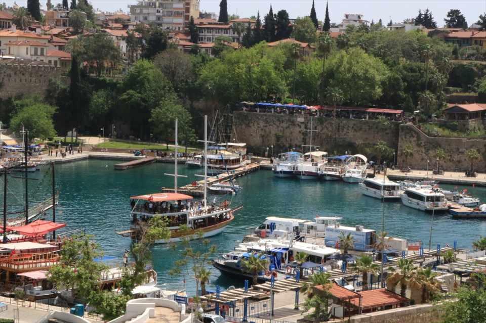 <p>Bazı İngiliz tur operatörleri, Türkiye'ye yönelik uçuşlara ek kontenjanlar koyarken, Rusya ile karşılıklı uçuşların başlamasıyla özellikle bu ay Rus pazarının canlanması bekleniyor.</p>
<p> </p>