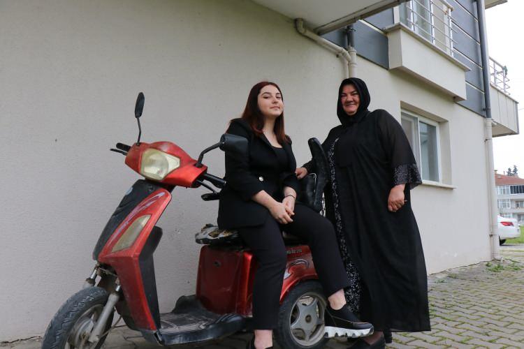<p>Çok onurlu ve gururlu bir davranış bu. Aslında yeni araçta almayı düşündük ama lise birinci sınıfa giden çocuğumuzun daha güvenli okula gidip gelebilmesi açısından lise öğrenimi bitene kadar okul servis ücretini karşılama kararı aldık. Çocuğumuz bu vesile ile okuluna daha güvenli gidip gelmiş olacak. Annesi de inşallah gündelik işlerine bakmış olacak” dedi.</p>
