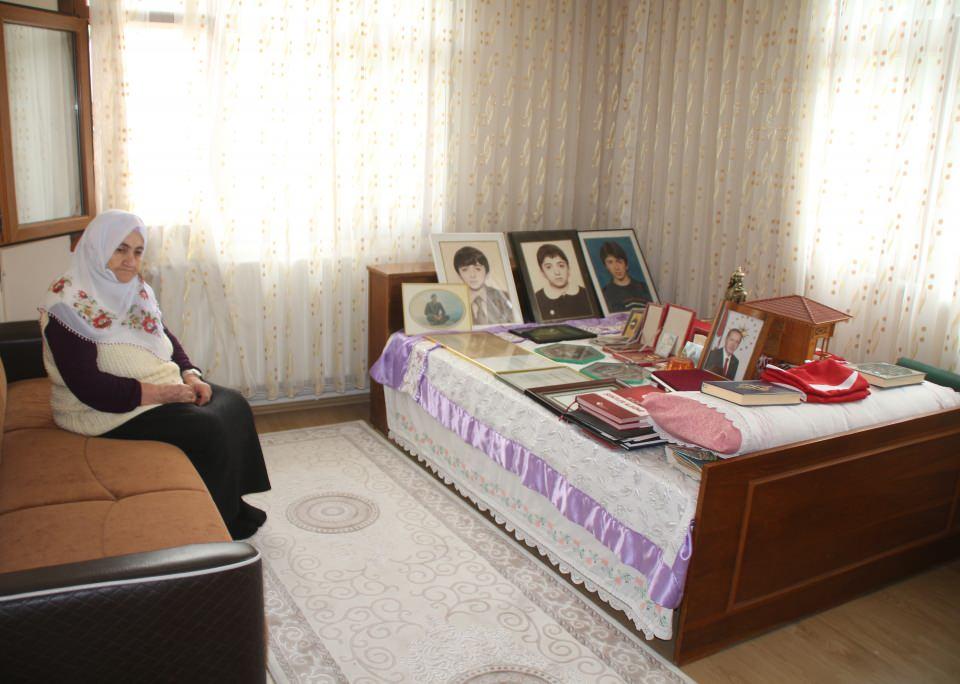 <p>28 yıldır oğlunun odasını aynı şekilde muhafaza eden anne Hatice Türüt, sık sık burada Türüt'ün fotoğraflarına bakıp, gözyaşı döküyor.</p>
