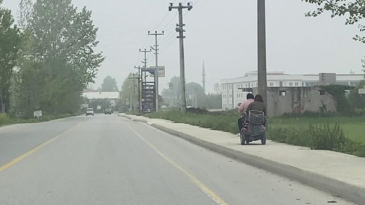 <p>Kızına hem annelik hem de babalık yapan Özdemir, maddi imkânsızlıktan dolayı servis ücretini ödeyemediği için atıl durumda olan elektrikli bisikletle 5 kilometre yol kat ederek kızını okula götürüp getiriyor. </p>