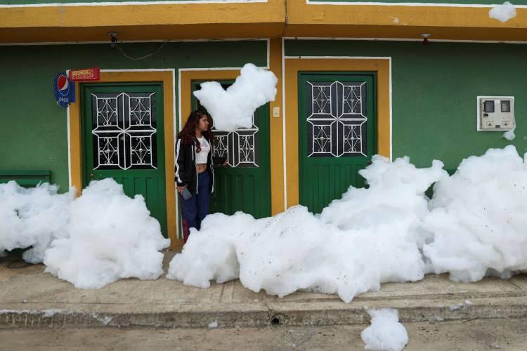 <p>Bölge sakinleri bir sabah uyandıklarında evlerinin bahçelerinde, yollarda ve kapılarının önünde dev boyutlu bembeyaz köpüklerle karşılaştı.</p>
<p> </p>