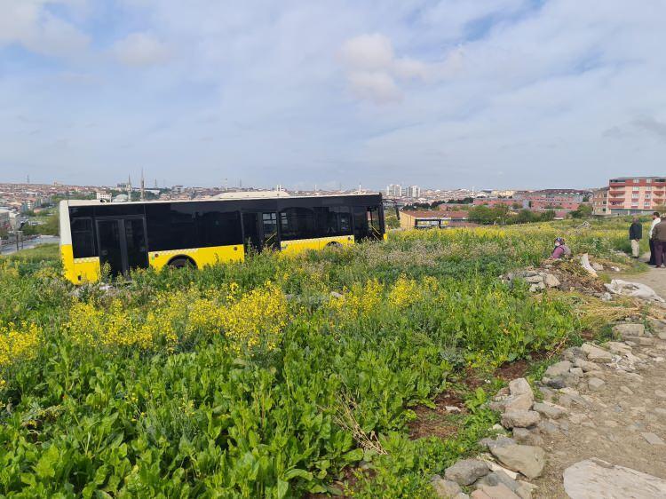 <p><span style="color:rgb(99, 99, 99)">SULTANGAZİ'de sefere kısa süre önce başlayan İETT otobüsü yol kenarındaki araziye uçtu. Otobüsün henüz yolcu almamış olması olası bir facianın önüne geçerken, şoför kazayı yara almadan atlattı. </span></p>