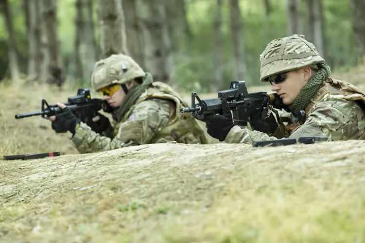 <p><strong>3. Birleşik Krallık</strong></p>

<p>Toplam nüfus: 65,105,246<br />
<br />
Mevcut insan gücü: 29,948,413<br />
<br />
Toplam askeri personel: 233,000<br />
<br />
Aktif personel: 150,000<br />
<br />
Toplam hava gücü: 811<br />
<br />
Savaş tankları: 331<br />
<br />
Zırhlı Savaş Aracı: 4,607<br />
<br />
Toplam deniz varlıkları: 76<br />
<br />
Savunma bütçesi: 47,5 milyar dolar</p>
