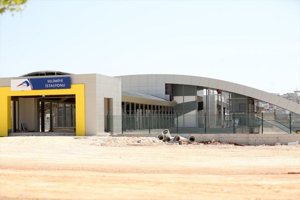 <p><em><strong>Başpınar-Taşlıca arasına 9 Mayıs'tan itibaren ilk test enerjisinin verileceğini belirten Şahin, şunları kaydetti:</strong></em></p>
<p>"Son 6 ayımız. Sinyalizasyon tamamlandı. Bir taraftan Sakarya'da yerli ve milli tramvayımızı, trenimizi yapıyoruz bir taraftan da bütün hattı tamamladık. </p>