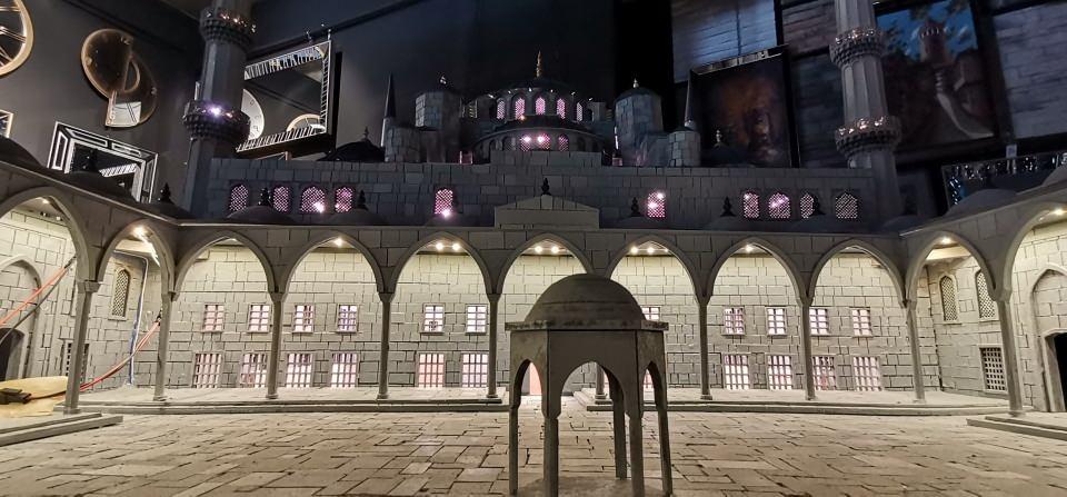 <p>Ayasofya'yı gölgede bırakan, ecdadımızın yaptığı çok özel bir cami. İstanbul'da gezdiğim sırada çok etkilenmiştim. Ordu'ya döndüğümde caminin maketini yapmayı kafama koymuştum. Ustalarımız ve ekibimizle görüştük, cami ile ilgili proje hazırladık. 12 kişilik bir ekiple beraber çok hassas bir çalışma yürüttük. 3 ayın sonunda maketimizi tamamladık" dedi.</p>
