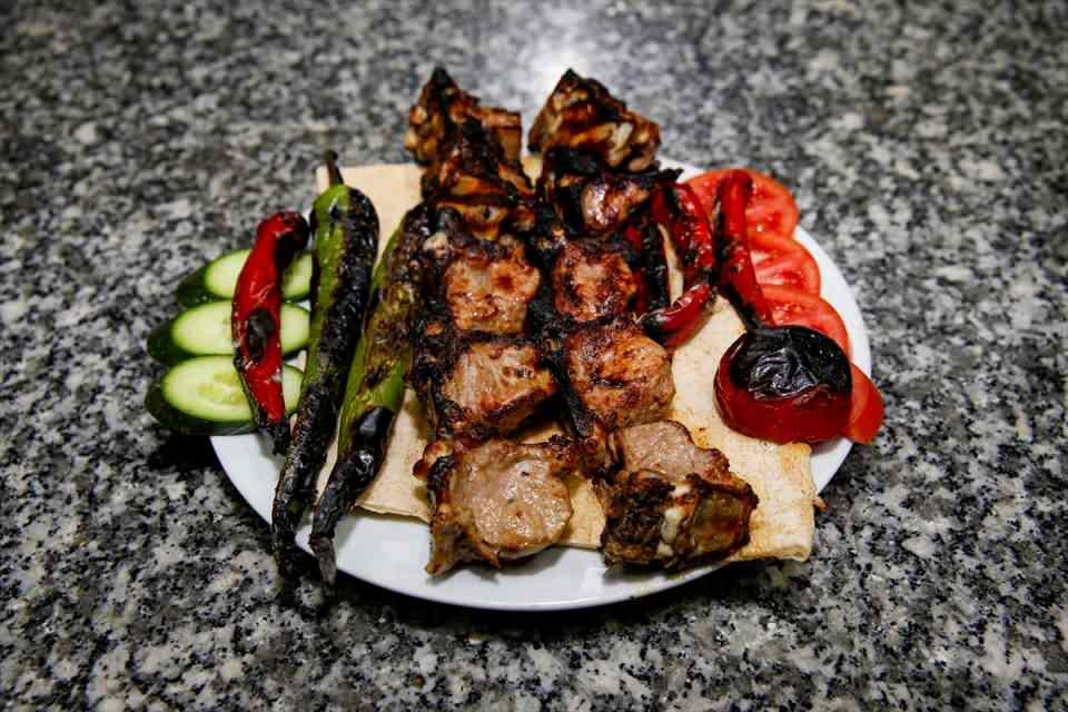 <p>Daha sonra baharat kullanılmadan şişlere takılan kemikli et, mangalda yaklaşık 10 dakika pişirilip, servis ediliyor.</p>
<p> </p>