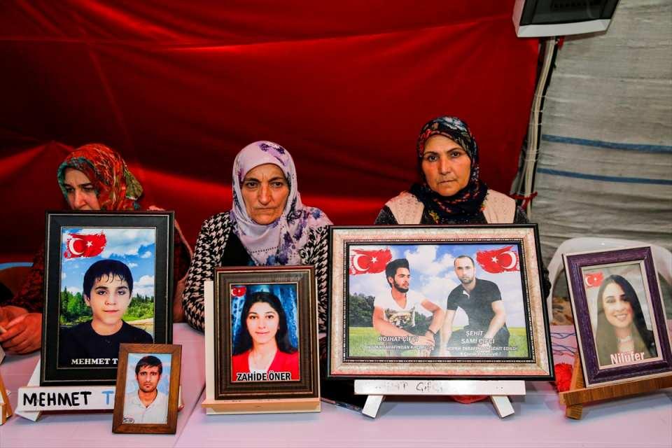 <p><strong>- "Bana en güzel hediye oğlumun gelmesi"</strong></p>

<p>Oğlu Bayram için eylem yapan anne Ayten Elhaman ise çocukların annelerinin yanında olması gerektiğini belirtti.</p>

<p> </p>
